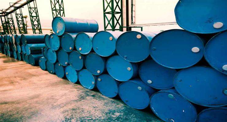 Нефть немного подорожала после исторического обесценивания