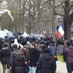 Полиция блокирует центр Парижа, желтые жилеты против запрета на массовые мероприятия из-за коронавируса Полиция блокирует центр Парижа, желтые жилеты против запрета на массовые мероприятия из-за коронавируса