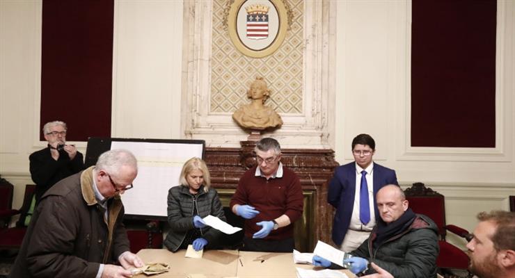 Рекордно низкая активность на местных выборах во Франции