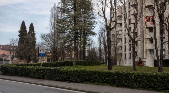 Итальянцы выходят на балконы и поют песни