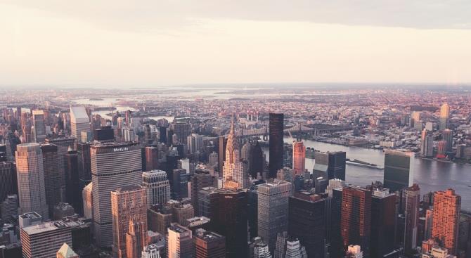 Нью-Йорк закрывает рестораны, бары и кафе, кинотеатры и концертные залы из-за коронавируса