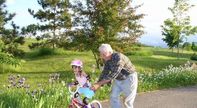 Эпидемиолог призвал не оставлять детей с бабушкой и дедушкой