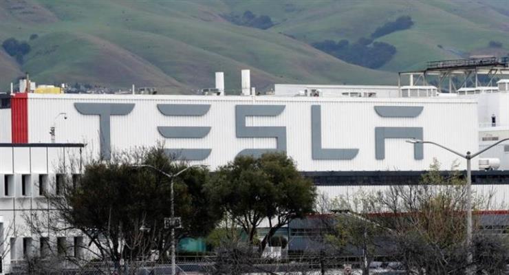 COVID-19: Tesla закрывает завод в Калифорнии
