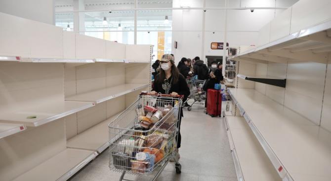 Лондонцы ждали под дождем очередь в супермаркет