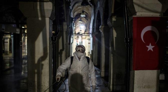 Власти Турции ввели запрет на выезд из дома для граждан старше 65 лет