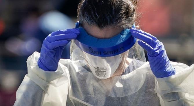 люди бояться заразитися від лікарів