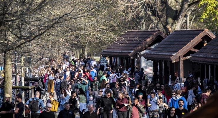 напад на поліцейських, які намагалися розігнати натовп