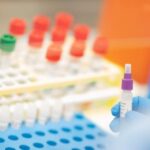 Число зараженных COVID-19 в Украине 10000, но это не останавливает нарушителей карантина