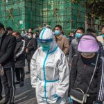 Китай остановился на три минуты, чтобы почтить память "мучеников" коронавируса