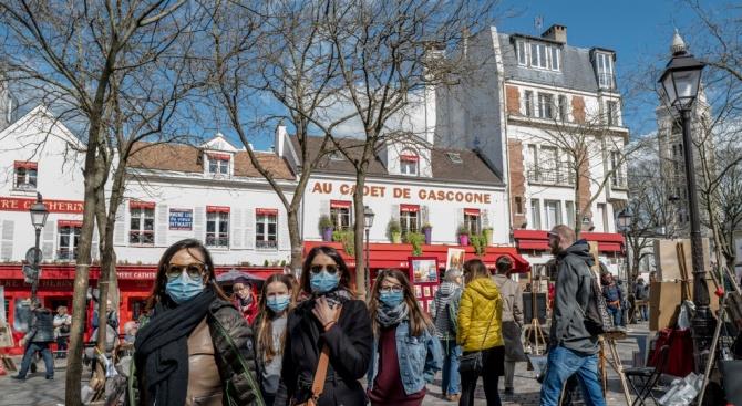 В Париже обеспечивают гелем для рук на автобусных остановках, а также раздают бесплатные маски