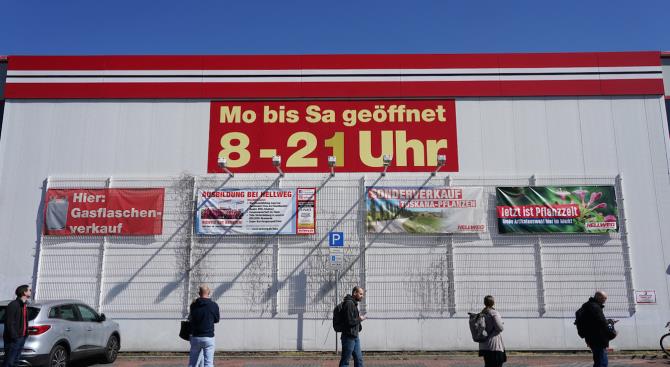 Германия начинает открывать закрытые предприятия