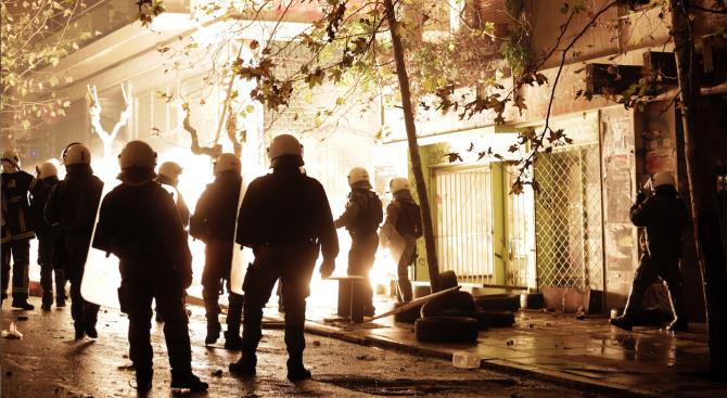 розгін натовпу, що порушує карантинні заходи