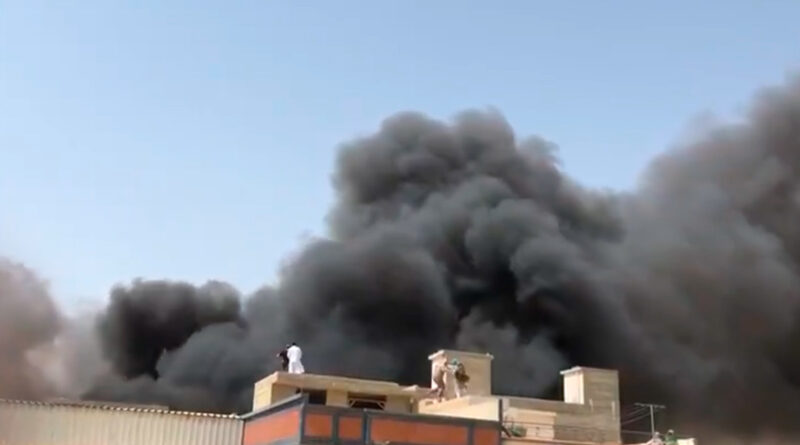 літак впав на житлові будинки