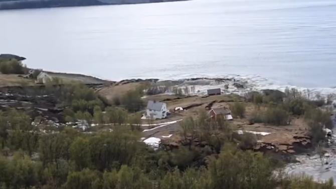 зсув зніс вісім будинків в море