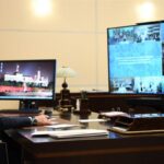 Путин предохраняется от COVID-19 в своей резиденции, используя специальный дезинфекционный туннель Путин предохраняется от COVID-19 в своей резиденции, используя специальный дезинфекционный туннель