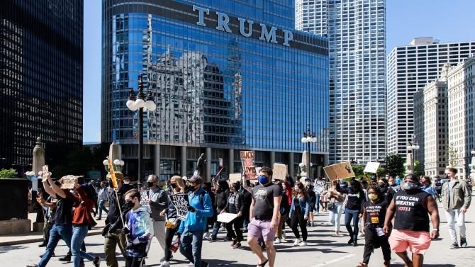 величезний знак "Black Life Matters" буде навпаки хмарочоса Дональда Трампа