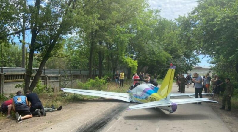 невеликий літак впав відразу після зльоту