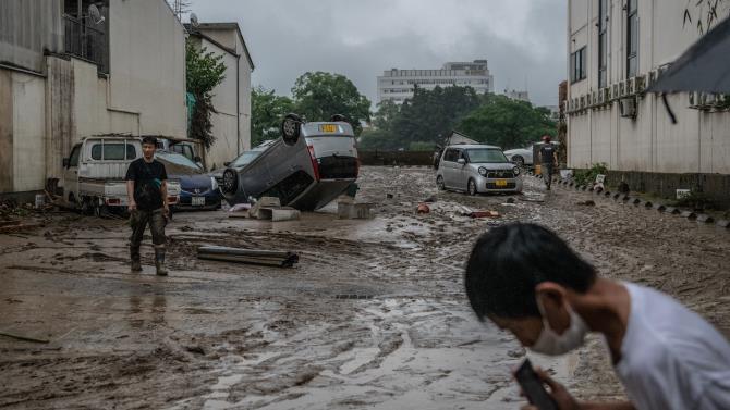 в результаті повені в Японії загинули люди