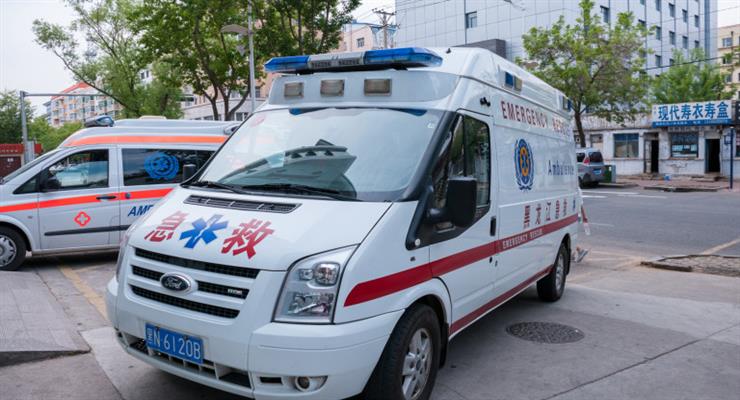 автобус впав в озеро на південному заході Китаю