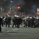 Повстання проти нових заходів щодо коронавіруса в Сербії, боротьба з поліцією і вторгнення до парламенту Повстання проти нових заходів щодо коронавіруса в Сербії, боротьба з поліцією і вторгнення до парламенту