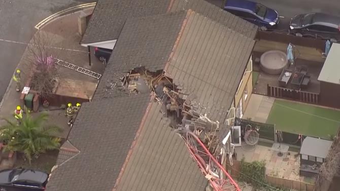 подъемный кран упал на жилой дом