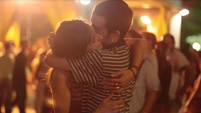 запрещены рукопожатия, объятия и поцелуи