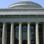 Трамп снял запрет на иностранных студентов Трамп снял запрет на иностранных студентов