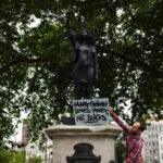 В Англії статуя работорговця була замінена скульптурою протестуючого