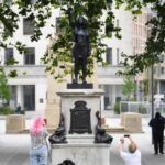 Статуя протестующего в Бристоле была удалена