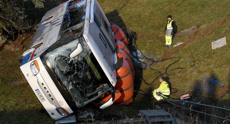в Канаде перевернулся туристический автобус