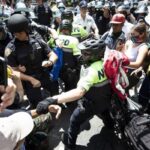 Мера Портленда обприскали сльозогінним газом в знак протесту проти жорстокості поліції