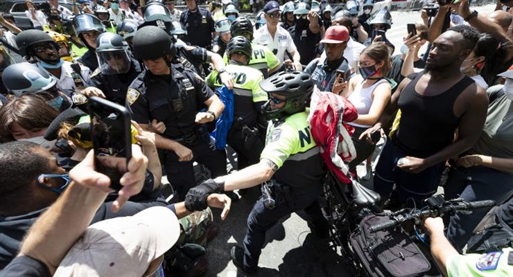 мер американського міста Портленд був обприскати сльозогінним газом під час зустрічі з протестуючими