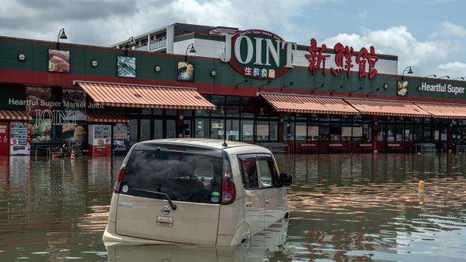 в результаті сильних дощів річки вийшли з берегів