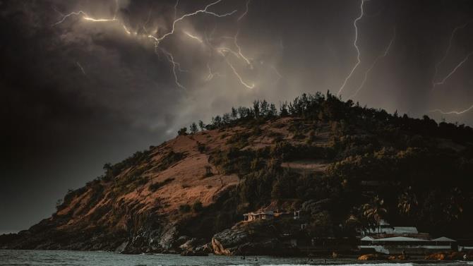 блискавка вбила 8 людей