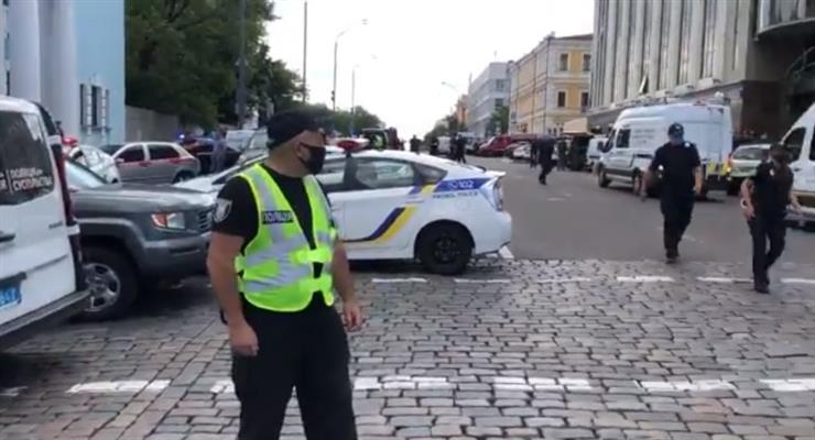 передбачуваний бойовик взяв заручника в офісі банку