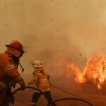 Сильный лесной пожар вызвал эвакуацию кемпингов под Марселем