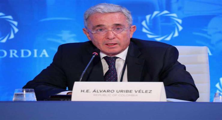 суд поместил сенатора Альваро Урибе под домашний арест