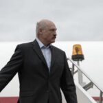 Лукашенко прибув до своєї резиденції в Мінську в бронежилеті і з автоматом Лукашенко прибув до своєї резиденції в Мінську в бронежилеті і з автоматом