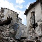 Более 60 человек были спасены живыми из-под завалов обрушившегося здания в Индии