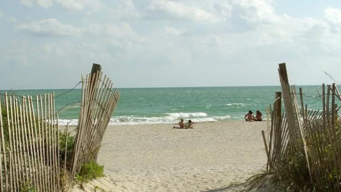 спалах на нудистському курорті