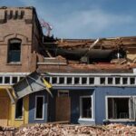 Ураган Лаура убил четырех человек и разрушил 600 000 зданий в США Ураган Лаура убил четырех человек и разрушил 600 000 зданий в США