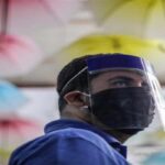 Ученые: от COVID-19 умирает в два раза больше мужчин, чем женщин