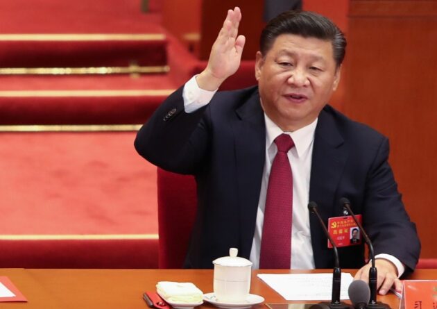 Голова КНР Сі Цзіньпін закликав громадян проявляти стриманість щодо відходів та споживання продуктів харчування. Про це у вівторок повідомило китайське інформаційне агентство Xinhua, яке цитує TACC. «Не дивлячись на те, що ми збираємо великі врожаї з року в рік, нам все ж потрібно бути обережними з точки зору продовольчої безпеки», - сказав китайський лідер, назвавши звичку викидати продукти «сумної і шокуючою». Інформаційне агентство FOCUS зазначає, що в той же час китайський лідер підкреслив необхідність посилення законодавчої бази і нагляду, прийняття ефективних заходів і створення довгострокового механізму ефективної боротьби з харчовими відходами. «Існує необхідність в підвищенні обізнаності, освіті громадськості з цього питання і в формуванні звички економити їжу, а також в тому, щоб в суспільстві харчові відходи розглядалися як порок і люди пишалися своєю ощадливістю», - рекомендував Сі. Нагадаємо, Сі Цзіньпін неодноразово закликав населення до ощадливості в споживанні продуктів харчування, а також рішуче виступав проти марнотратства.