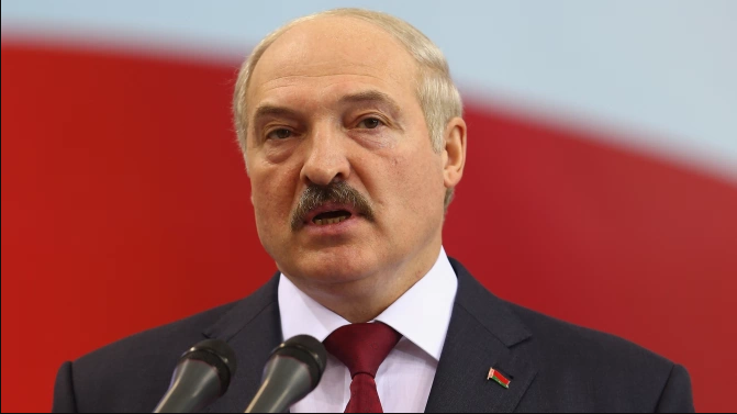 Лукашенко наградил за безупречную службу более 300 полицейских