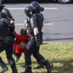Полиция Беларуси стреляет в протестующих