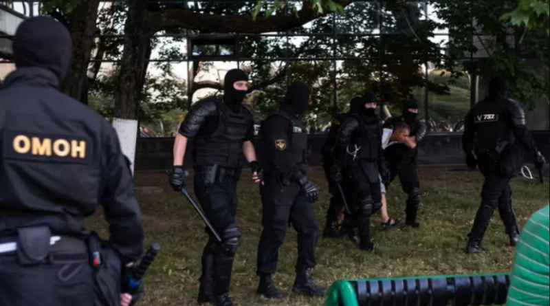 Спецназ стрелял в протестующих, стоящих на балконах в Минске