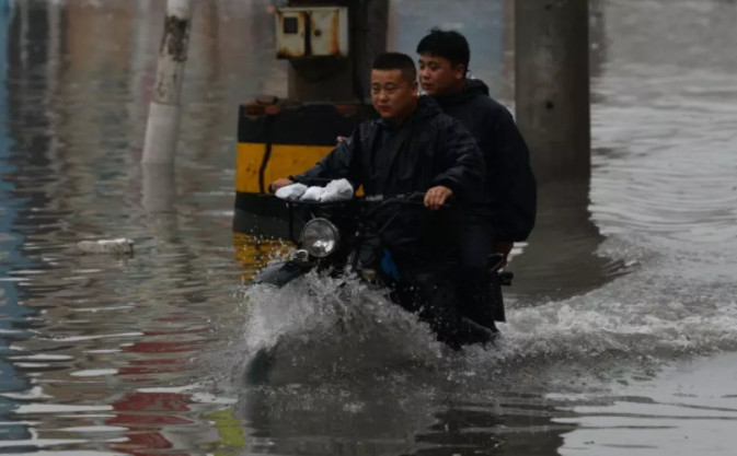 Сотні тисяч китайців залишають свої будинки через повені