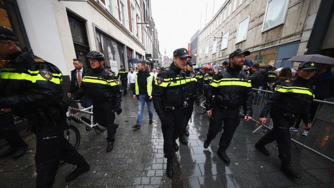 водитель врезался в полицейский транспорт