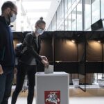 Литовці з COVID-19 голосують з автомобілів на спеціальних виборчих дільницях