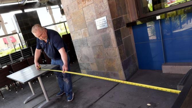 старий забезпечував собі дотримання соціальної дистанції